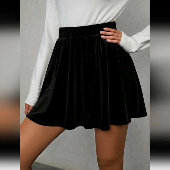 💕 Black High Waist Solid Velvet Skirt NWT - Picture 2 of 8